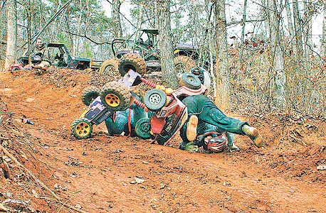 מירוץ Extreme Barbie Jeep Race. כיבוי מוחלט של מנגנוני הפחד והבושה