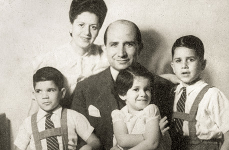 1944. משה ספדיה (6, מימין) עם הוריו ליאון ורחל ואחיו סילביה (2) וגבריאל (4) בחיפה