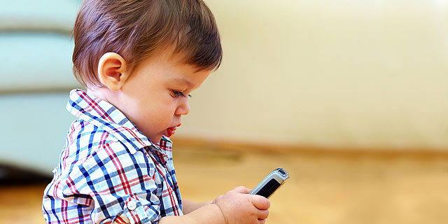 למה הורים נותנים סמארטפון לילד בן 3?