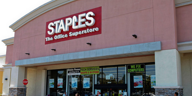 סטייפלס, רשת החנויות האמריקאית לציוד משרדי נמכרה ב-6.9 מיליארד דולר