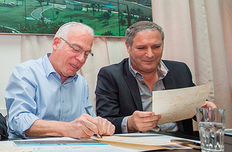 מימין: בנצי ליברמן מנהל רשות מקרקעי ישראל ואורי אריאל שר הבינוי