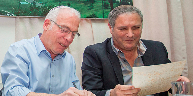 מימין: בנצי ליברמן מנהל רשות מקרקעי ישראל ואורי אריאל שר הבינוי, צילום: עומר מסינגר