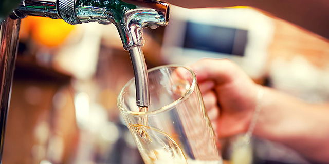 מהפך בצריכת האלכוהול: הבריטים מעדיפים את הבירה שלהם מהסופר