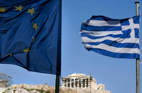 דגלי יוון והאיחוד האירופי באתונה. יוון הגישה במשך שנים נתונים שקריים