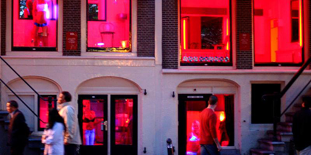 יצאניות באמסטרדם מוחות על חסימת חלונות ברובע החלונות האדומים