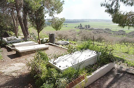 בית הקברות בנהלל, צילום: אפי שריר