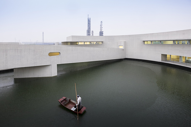 הבניין על המים במפעל הכימיקלים שיהיליאן במחוז ג'יאנגסו, סין