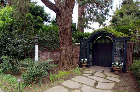 הכניסה לביתו של צוקרברג בפאלו אלטו
