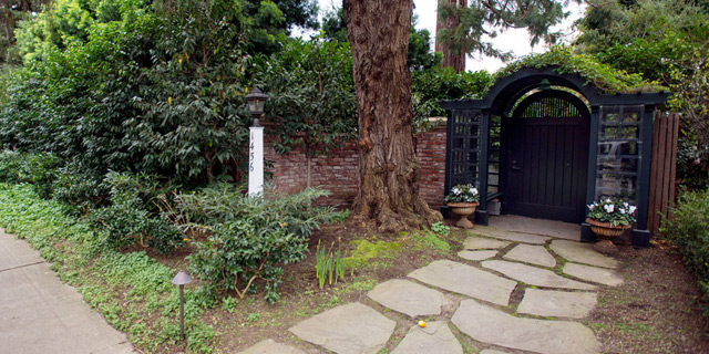 הכניסה לביתו של צוקרברג בפאלו אלטו, קליפורניה. סכסוך השכנים הגיע לבית המשפט, צילום: בלומברג