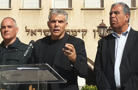 מימין: חה"כ מיקי לוי, יאיר לפיד ורונן הופמן במסיבת העיתונאים ליד בית קק"ל היום בת"א מימין: חה"כ מיקי לוי, יאיר לפיד ורונן הופמן במסיבת העיתונאים ליד בית קק"ל היום בת"א