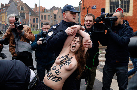 מפגינות נגד דומיניק שטראוס - קאהן מסיבות מין צרפת, צילום: רויטרס