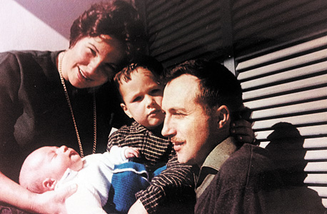 אלי (התינוק) וניר ברקת עם הוריהם ב־1965. "אבא היה 'מקלל' את ניר ואלי 'שישלמו מיליון דולר מס הכנסה'. אני הייתי קטן, אז לא קוללתי כך" 