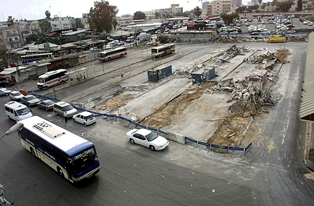 התחנה המרכזית הישנה בתל אביבי אחרי ההריסה ב-2001, צילום: שאול גולן