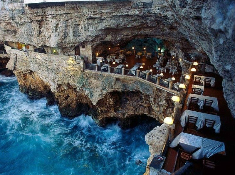מסעדה בתוך מערה על הים