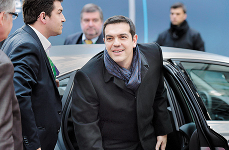 ראש ממשלת יוון אלכסיס ציפרס. מתרכז בצד הפוליטי של ההסדר 