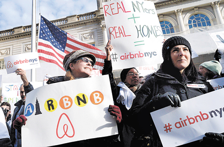 הפגנה בניו יורק נגד ניסיון של הרשויות להגביל את פעילות airbnb בעיר. "התובנה שעומדת מאחורי כלכלת השיתוף היא שבכל שוק יש הרבה קיבולת לא מנוצלת, אפילו סמויה, כמו חדר ריק בבית שאפשר להשכיר" 