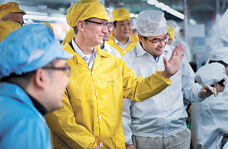 מנכ"ל אפל טים קוק מבקר במפעל של אייפון בסין. "הכישורים של הסינים בלקיחת מוצר בשלבי הפיילוט, פישוטו וייצורו בזול מבטיחים להם תפקיד מרכזי בפיתוח הדורות הבאים של המוצרים שאנחנו ממציאים" 
