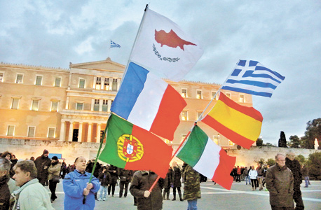 עצרת תמיכה בממשלת יוון, השבוע באתונה. קיצוצים קשים בפנסיה צילום: אם.סי.טי