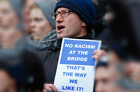 אוהד צ'לסי עם שלט נגד גזענות. חינוך עדיף על ענישה