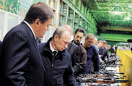 נשיא רוסיה פוטין בסיור במפעל קלצ'ניקוב. ברשותו שתי מכוניות מהעידן הסובייטי