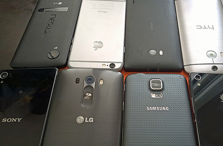 המתחרים. מימין למעלה: ה-M8 של HTC, הלומיה 930 של נוקיה, אייפון 6, נקסוס 5. מימין למטה: חואווי P7, גלקסי  S5, ה-G3 של LG וה-Z3 של סוני