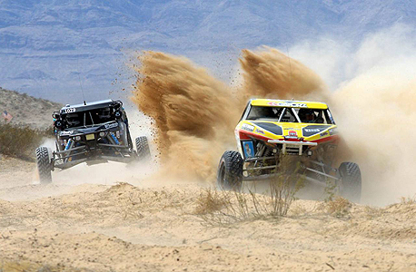 רכבי שטח ב"The Mint 400". מסלול מעגלי מפותל בין דיונות ואגמים שיבשו רכבי שטח ב"The Mint 400". מסלול מעגלי מפותל בין דיונות ואגמים שיבשו