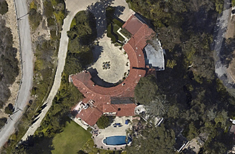 האחוזה של רופרט מרדוק בבברלי הילס. בצורת פרסה, צילום: Google Earth