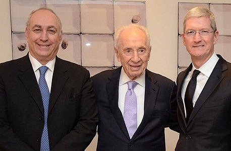 מימין: טים קוק, שמעון פרס וחמי פרס מימין: טים קוק, שמעון פרס וחמי פרס