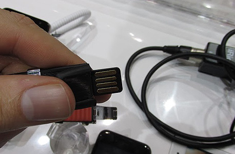 ברצועה מתחבא תקע USB שמשמש להטענת השעון באמצעות חיבורו למחשב, צילום: עומר כביר