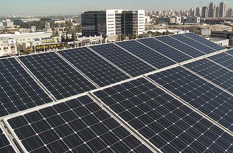 פאנלים סולאריים לייצור חשמל, על בניין משרדים במרכז הארץ