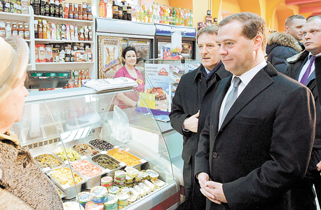 ר"מ רוסיה דמיטרי מדבדב בחנות בעיר וורונז' בפברואר. מחסנים אחוריים במרכולים