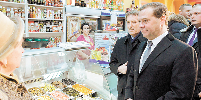 ר"מ רוסיה דמיטרי מדבדב בחנות בעיר וורונז