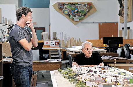מארק צוקרברג עם פרנק גרי ליד דגם של מטה פייסבוק העתידי