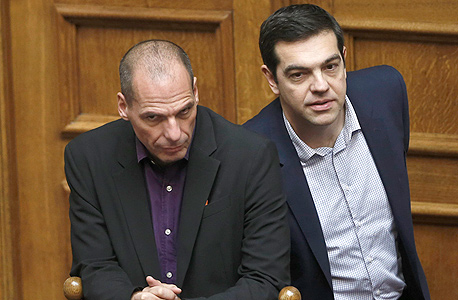 ראש הממשלה היווני עם שר האוצר ורופקיס. סופגים עוד מכה