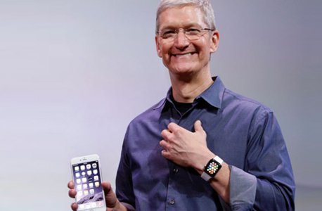 מנכ"ל אפל טים קוק עם אייפון 6 ושעון אפל