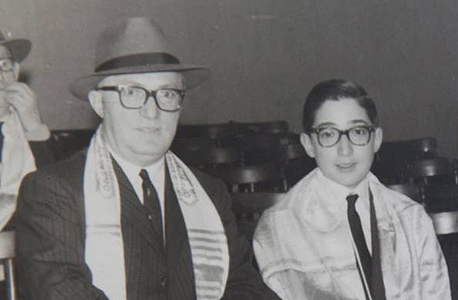 1964. מנואל טרכטנברג בחגיגת בר המצווה שלו עם אביו יחיאל בבית הכנסת בקורדובה, ארגנטינה