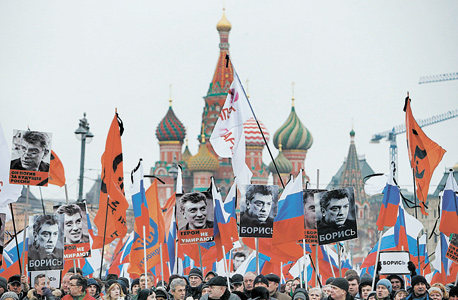 אירוע זיכרון ומחאה שהתקיים במוסקבה בתחילת החודש, בעקבות רצח נמצוב. "פוטין תמיד פוגע באדם עם הפרופיל הכי גבוה בכל תחום", צילום: רויטרס