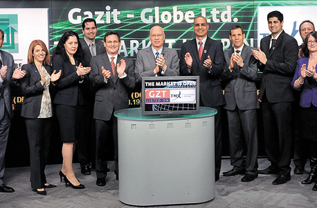 כצמן (במרכז) וסגל (מימינו) עם הנהלת גזית גלוב פותחים את המסחר בבורסת טורונטו, 2014