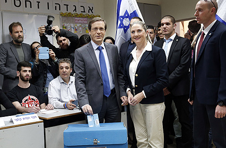יצחק הרצוג מצביע בתל אביב, צילום: איי אף פי 