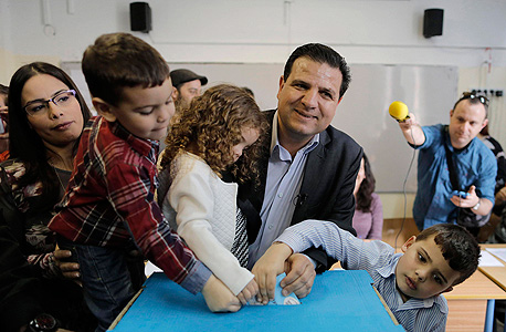איימן עודה, ראש הרשימה המשותפת עם בני משפחתו מצביע בחיפה, צילום: רויטרס