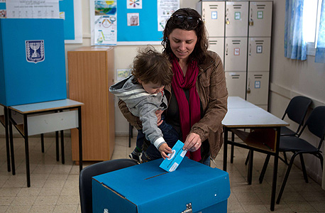 Woman voting in the Israeli 2015 elections (illustration). Photo: Amit Sha'al