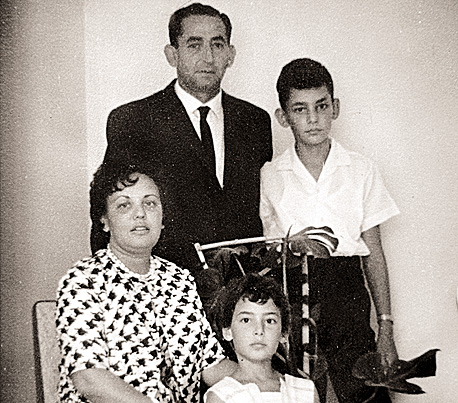 1963. זאב רוטשטיין בחגיגת בר המצווה שלו עם הוריו נתנאל וטובה ואחותו ורדה (10) בבני ברק