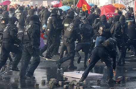 השוטרים בהפגנה, צילום: רויטרס