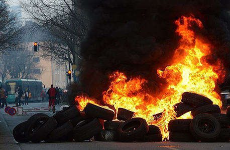 שורפים צמיגים במחאה, צילום: רויטרס