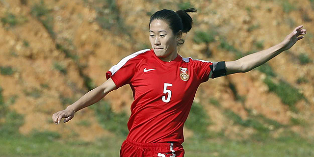 וואו איהאן, שחקנית נבחרת סין בכדורגל. לנשיא סין יש "שלוש משאלות": להעפיל למונדיאל, לארח מונדיאל, ובסופו של דבר גם להניף את הגביע הנחשק, צילום: איי אף פי
