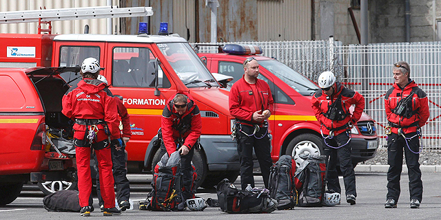 צוותי חירום בצרפת לקראת היציאה לאזור ההתרסקות, צילום: רויטרס