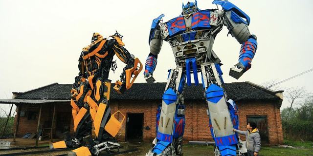 שניים סינים עם רובוט גדול