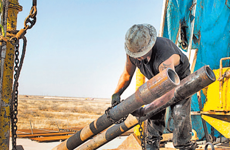 עובד בתעשיית הנפט בארה"ב. מספר המשרות צנח ב-70 אלף מאז השיא באוקטובר 2014