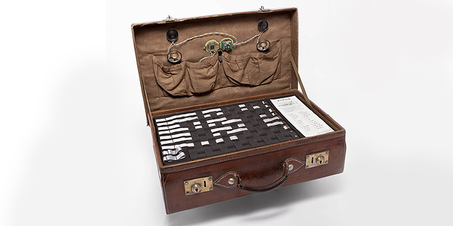 "אלפא", מזוודה שבה ניתן לשזור הודעות סודיות
