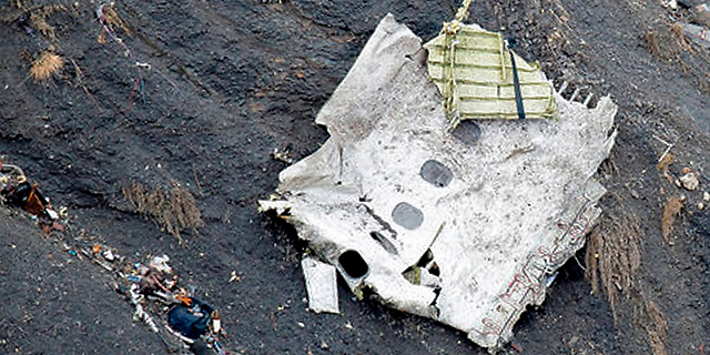 שברי המטוס, צילום: רויטרס